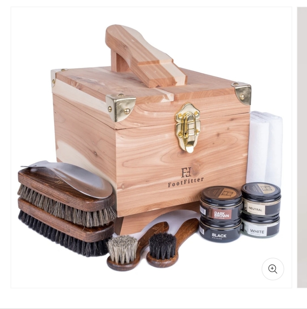 Grand Cedar Shoe Vallet